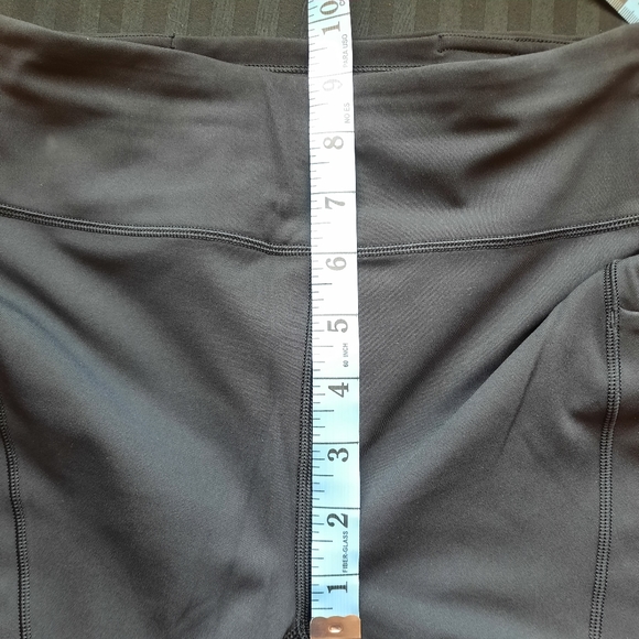 Lululemon track & train black short size "4" - Picture 12 of 14
